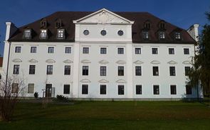 Schloss Zell an der Pram (Link zum Foto: https://commons.wikimedia.org/wiki/File:Schloss_Zell_an_der_Pram.jpg)